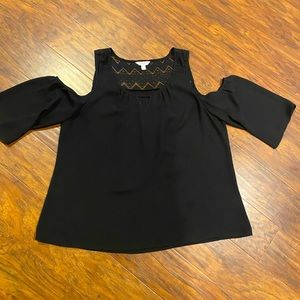 Open shoulder blouse with sleeves